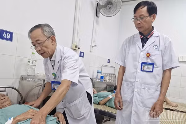 Phó Giám đốc phụ trách Bệnh viện đa khoa Quảng Nam Nguyễn Ngọc Văn Khoa (giữa), thăm hỏi và động viên bệnh nhân nghi bị ngộ độc thực phẩm. (Ảnh: MC)