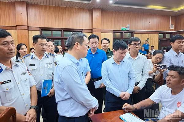 Lãnh đạo thành phố Đà Nẵng thăm hỏi, động viên thuyền viên tàu cá QNa 90859 TS bị nạn trên biển được cứu hộ an toàn trở về địa phương. (Ảnh: Cảnh sát biển)