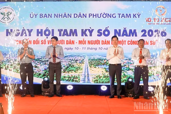 Lãnh đạo phường Tam Kỳ khai mạc Ngày hội Tam Kỳ số năm 2026. (Ảnh: QV)
