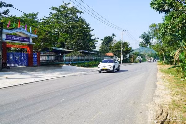 Một đoạn trên tuyến Dự án đường liên kết vùng miền trung đoạn qua địa bàn xã Thạnh Bình đã được thảm nhựa. (Ảnh: QUÂN VẠN)