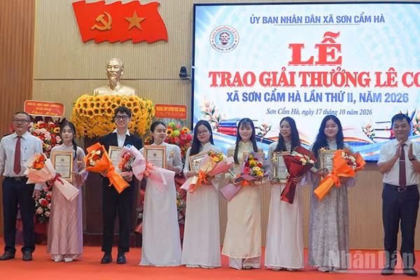 Các cá nhân có thành tích xuất sắc trong học tập được nhận Giải thưởng Lê Cơ xã Sơn Cẩm Hà lần thứ 2 năm 2026. (Ảnh: QUÂN VẠN)