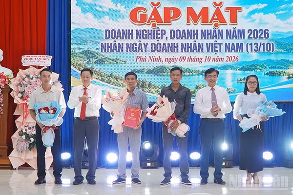 Ra mắt Ban vận động thành lập Hội doanh nghiệp xã Phú Ninh. (Ảnh: QV)
