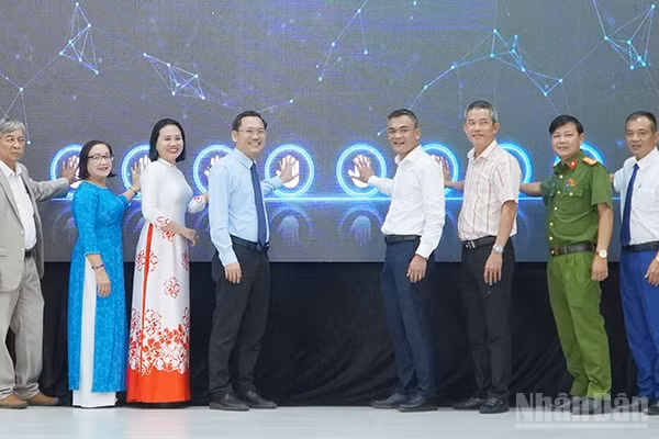 Các đại biểu thực hiện nghi thức chạm tay ra mắt các sản phẩm tiêu biểu về chuyển đổi số của phường Hương Trà. (Ảnh: QV)