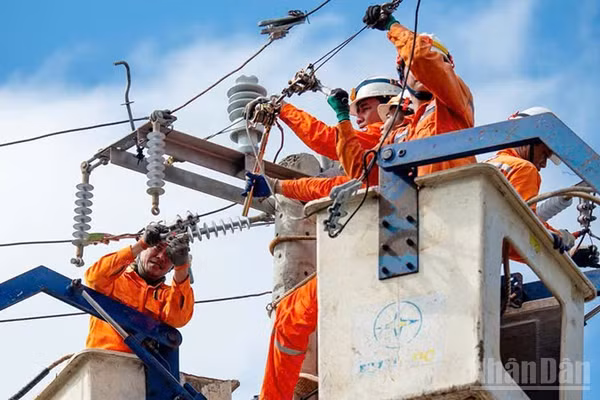 EVNCPC đã cấp điện trở lại cho hơn 1,63 triệu khách hàng, đạt tỷ lệ 99,04% khách hàng bị ảnh hưởng bởi bão số 13.