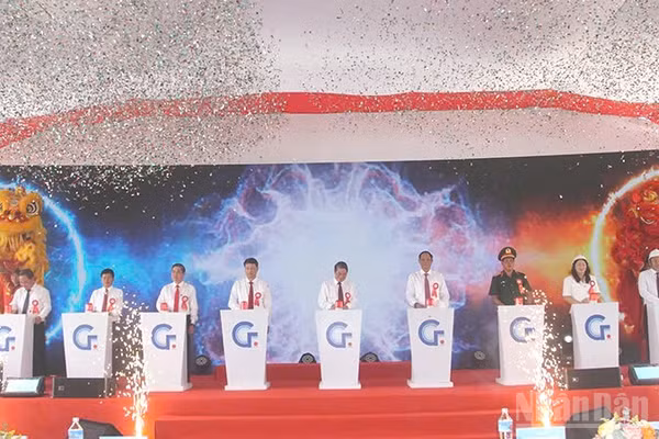 Các đại biểu ấn nút khởi công Dự án Khu công nghiệp Tam Anh 1. (Ảnh: QV)