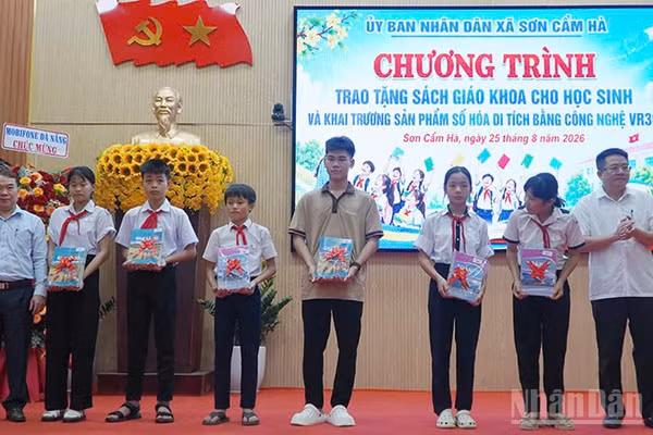 Trao tặng sách giáo khoa cho học sinh trên địa bàn xã Sơn Cẩm Hà. (Ảnh: QV)
