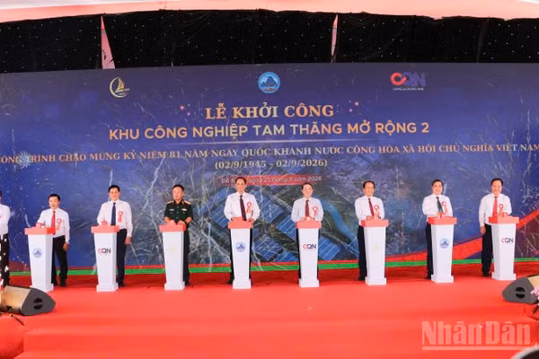 Các đại biểu ấn nút khởi công Khu công nghiệp Tam Thăng mở rộng 2. (Ảnh: QV)