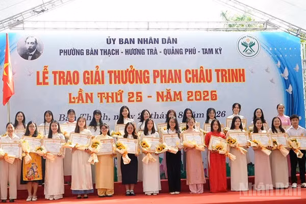 218 cá nhân có thành tích xuất sắc trong học tập, nghiên cứu, thể thao và các lĩnh vực khác đã được trao Giải thưởng Phan Châu Trinh. (Ảnh: TK)