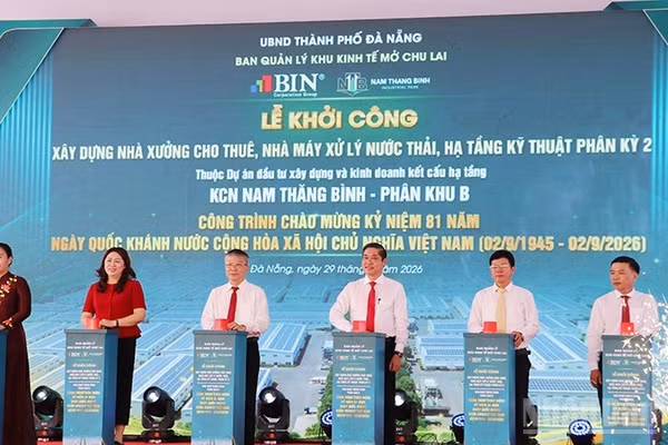 Các đại biểu ấn nút khởi công 3 hạng mục thuộc Dự án Khu công nghiệp Nam Thăng Bình - Phân khu B. (Ảnh: Anh Quân)