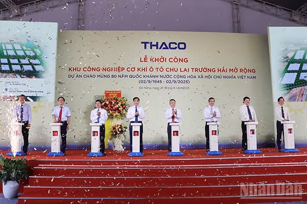 Các đại biểu bấm nút khởi công.