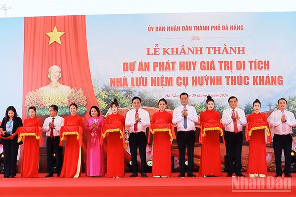 Lãnh đạo thành phố Đà Nẵng cắt băng khánh thành Khu Phát huy giá trị di tích Nhà lưu niệm Cụ Huỳnh Thúc Kháng. (Ảnh: QV)