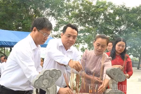 Lãnh đạo xã Thạnh Bình dâng hương viếng mộ Cụ Huỳnh Thúc Kháng tại phường Trương Quang Trọng, tỉnh Quảng Ngãi. (Ảnh: TB)