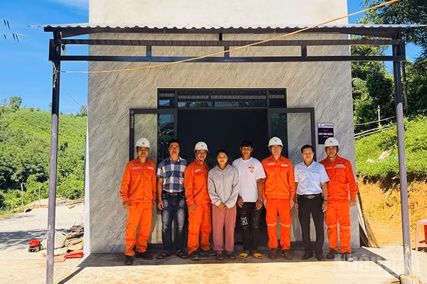 Xã Trà Tân phối hợp Công ty Thủy điện Sông Tranh, Tổng công ty Phát điện 1 tổ chức bàn giao nhà tình nghĩa cho các hộ nghèo trên địa bàn. (Ảnh: ĐT)