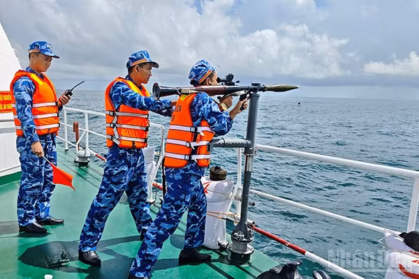 Cán bộ, chiến sĩ Vùng Cảnh sát biển 2 bắn súng B41 trên biển. (Ảnh: Vùng Cảnh sát biển 2)