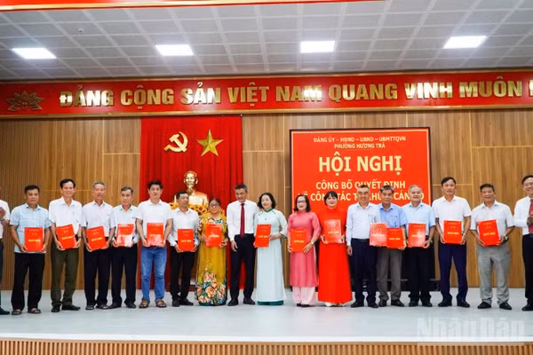 Lãnh đạo phường Hương Trà trao quyết định thành lập 15 tổ dân phố sau khi thực hiện việc sắp xếp.