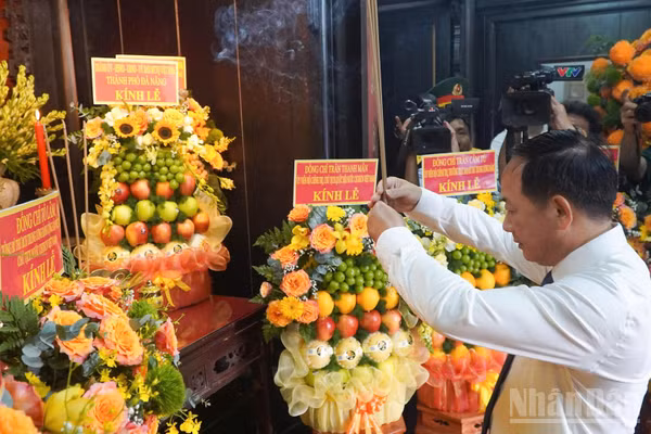 Đồng chí Trịnh Văn Quyết, Ủy viên Bộ Chính trị, Bí thư Trung ương Đảng, Trưởng Ban Tuyên giáo Trung ương dâng hương cụ Huỳnh Thúc Kháng. (Ảnh: QV)