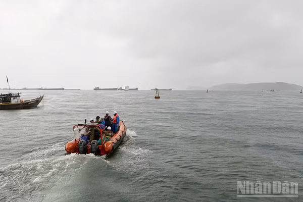 Tàu của Trung tâm Phối hợp tìm kiếm, cứu nạn Hàng hải Khu vực II đã ra đảo Cù Lao Chàm phối hợp với địa phương và các lực lượng đưa người bệnh vào bờ cấp cứu. (Ảnh: TÂN HIỆP)