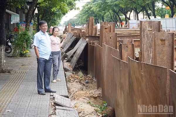 Người dân khu vực dự án ngán ngẩm với tiến độ thi công của Dự án tuyến thoát nước ngầm đường Trưng Nữ Vương. (Ảnh: QV)
