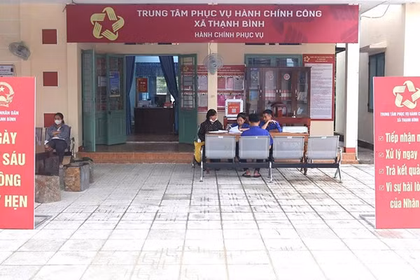 Trung tâm phục vụ hành chính công xã Thạnh Bình luôn sẵn sàng hỗ trợ người dân đến làm thủ tục. (Ảnh: TB)