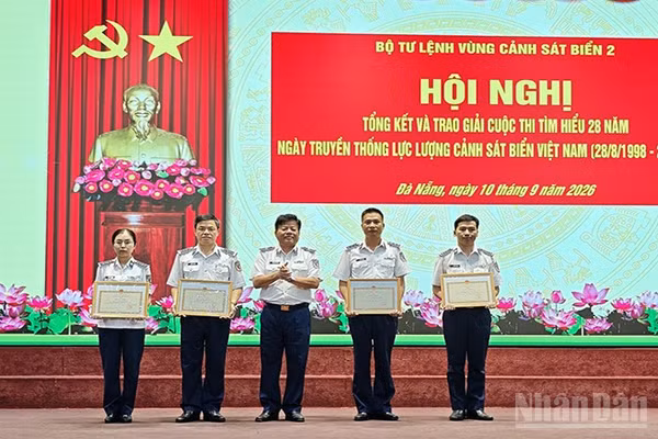 Thủ trưởng Vùng Cảnh sát biển 2 trao giải cho các tập thể, cá nhân trong cuộc thi tìm hiểu 28 năm ngày truyền thống Lực lượng Cảnh sát biển Việt Nam. (Ảnh: CẢNH SÁT BIỂN)