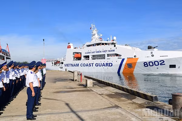 Tàu Cảnh sát biển 8002 cùng đoàn công tác lên đường thăm, làm việc và giao lưu với Lực lượng Bảo vệ bờ biển Ấn Độ.
