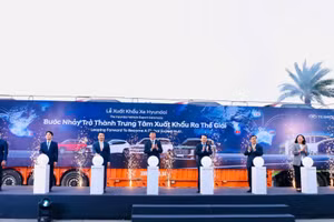 Các đại biểu ấn nút khởi động hành trình xuất xe ô-tô Hyundai sang thị trường Mexico và Australia. (Ảnh: VŨ VĂN)
