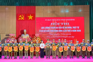 Ban tổ chức trao cờ lưu niệm cho các đội tuyển tham gia.