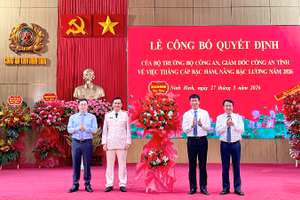 Các đồng chí lãnh đạo tỉnh tặng hoa chúc mừng Đại tá Cù Quốc Thắng, Giám đốc Công an tỉnh Ninh Bình.