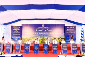 Các đại biểu bấm nút khởi công dự án.