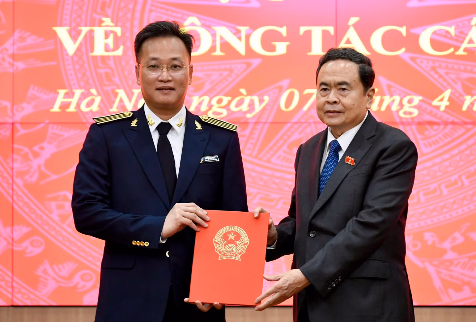 2-ctqh-trao-nghi-quyet.jpg