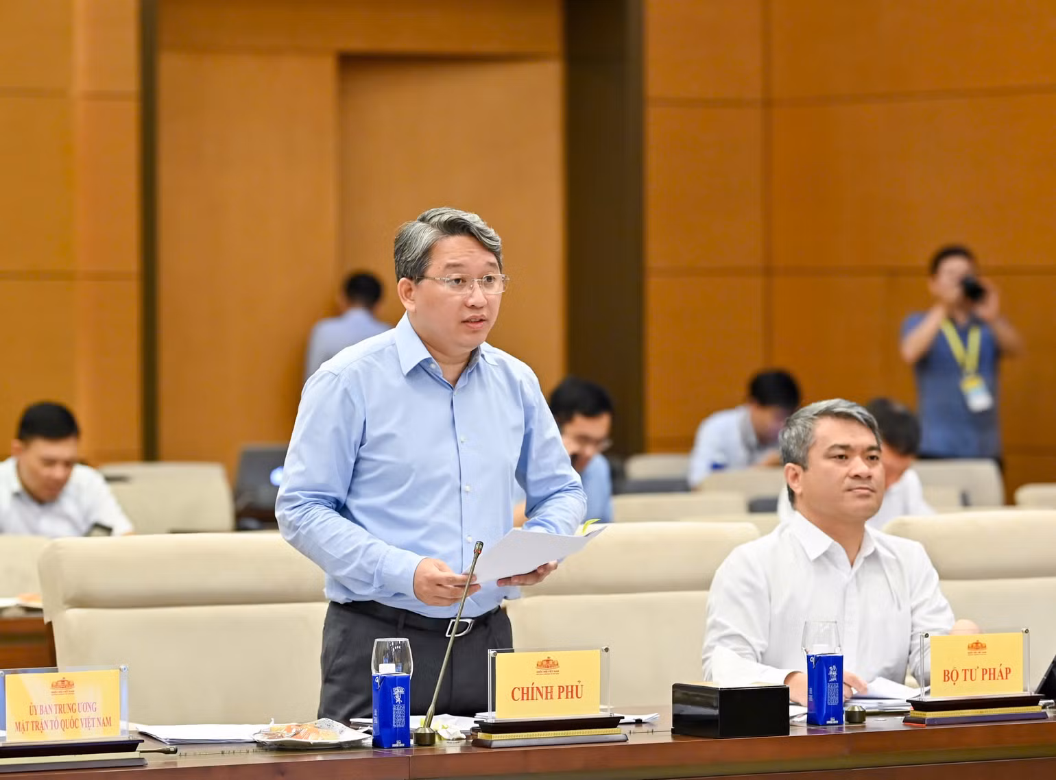 bo-truong-tu-phap-nguyen-hai-ninh-trinh-bay-bao-cao-tai-phien-hop-anh-duy-linh.jpg