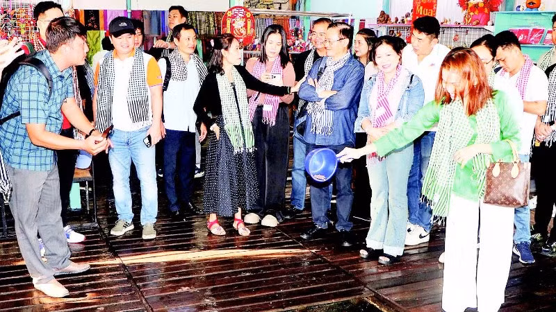  Du khách tham quan làng bè ngã ba sông Châu Đốc.