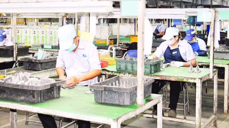 Công nhân làm việc tại Công ty trách nhiệm hữu hạn JUKI (chuyên sản xuất linh kiện máy khâu) tại Khu chế xuất Tân Thuận, phường Tân Thuận, Thành phố Hồ Chí Minh. (Ảnh THẾ ANH)
