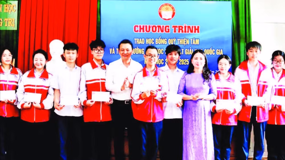 Khen thưởng học sinh đạt giải trong kỳ thi Học sinh giỏi quốc gia năm học 2024-2025. (Ảnh N.B)