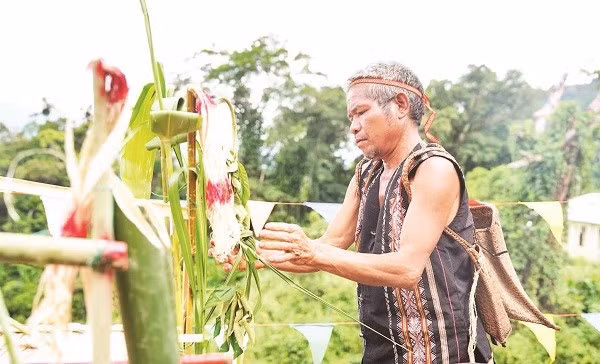 Già làng Xơ Đăng làm lễ khai rừng.