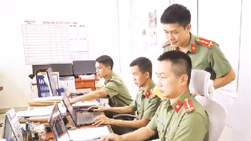 Cán bộ, chiến sĩ Phòng An ninh mạng và phòng, chống tội phạm sử dụng công nghệ cao, Công an tỉnh Đắk Lắk tăng cường đấu tranh trên không gian mạng.