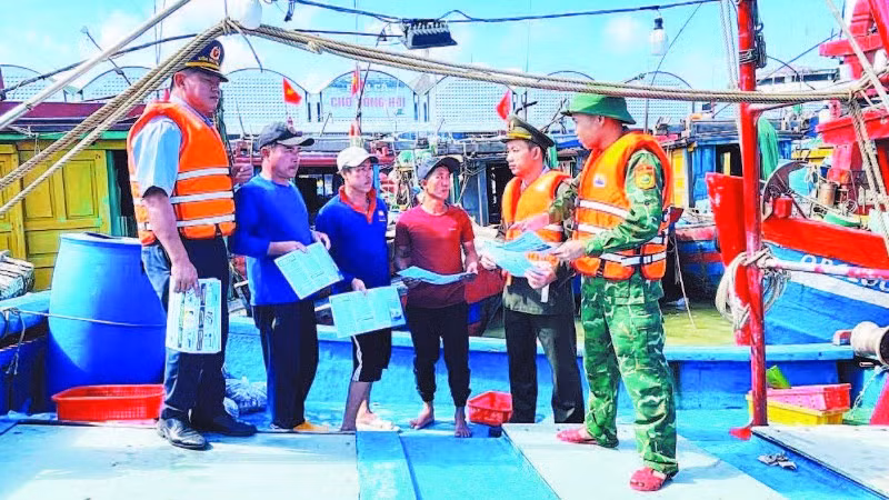 Lực lượng chức năng Quảng Trị tuyên truyền chống khai thác IUU cho ngư dân.