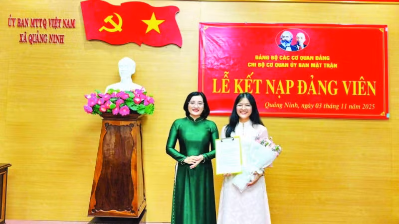 Chi bộ cơ quan Ủy ban Mặt trận Tổ quốc xã Quảng Ninh, tỉnh Quảng Trị kết nạp đảng viên mới.