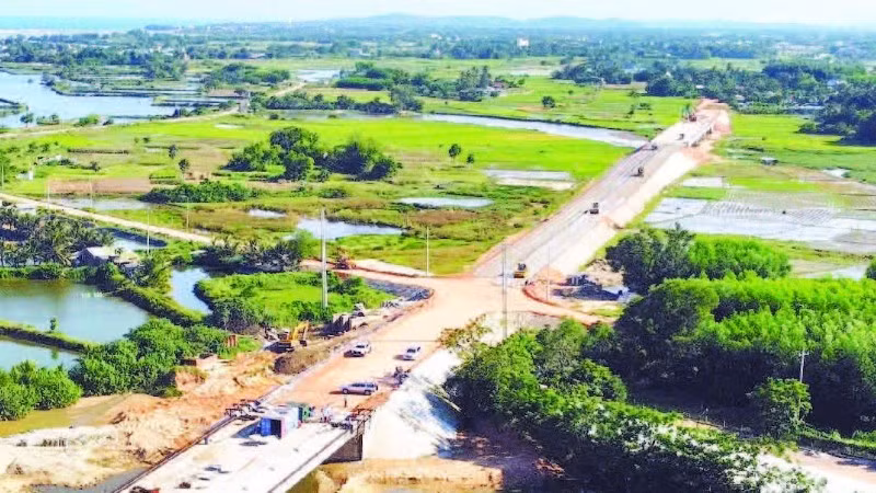 Vướng mặt bằng nên sau nhiều năm thi công, đến nay dự án đường ven biển Dung Quất-Sa Huỳnh vẫn còn dở dang.