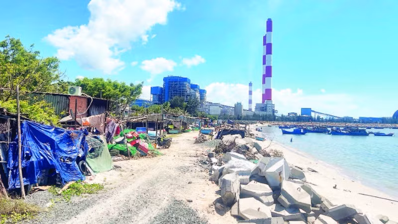 Những hộ dân sinh sống gần Trung tâm Điện lực Vĩnh Tân bị ảnh hưởng tiếng ồn, ô nhiễm bụi than.