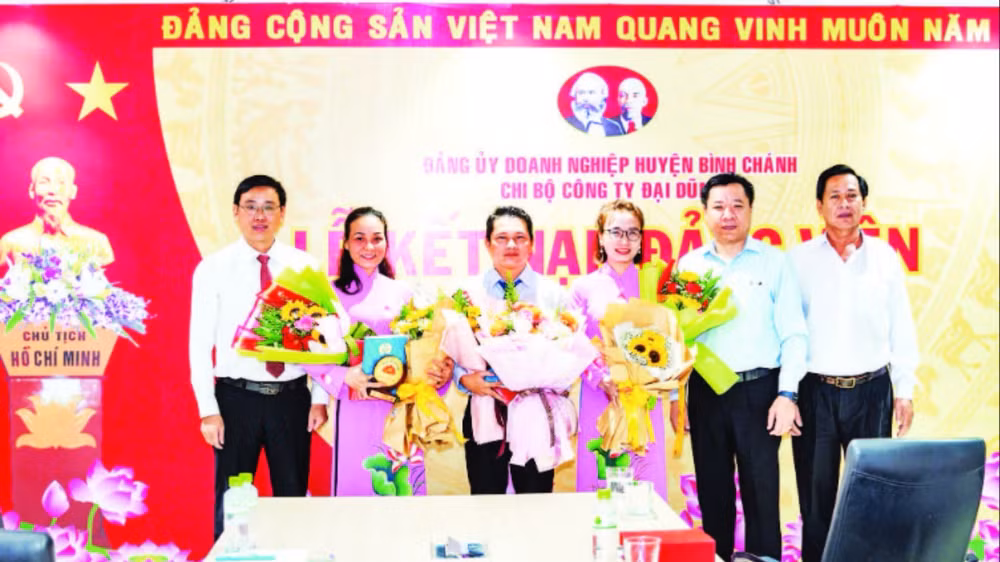 Lễ kết nạp đảng viên tại Công ty cổ phần Cơ khí xây dựng thương mại Đại Dũng.