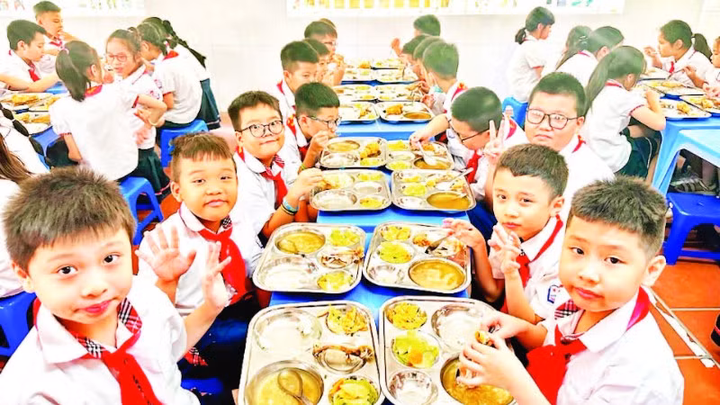 Bữa ăn bán trú của học sinh Trường tiểu học Thăng Long, phường Hoàn Kiếm. (Ảnh ĐĂNG ANH)