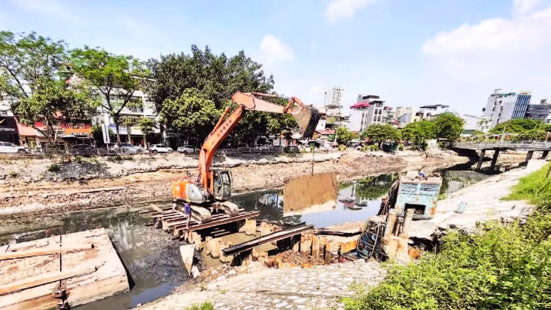 Việc cải tạo sông Tô Lịch đang được các đơn vị thi công khẩn trương.