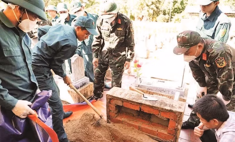 Các lực lượng tổ chức lấy mẫu, số hóa thông tin và bàn giao mẫu hài cốt liệt sĩ tại Nghĩa trang Liệt sĩ Cam Lộ (Ảnh HIẾU MINH)