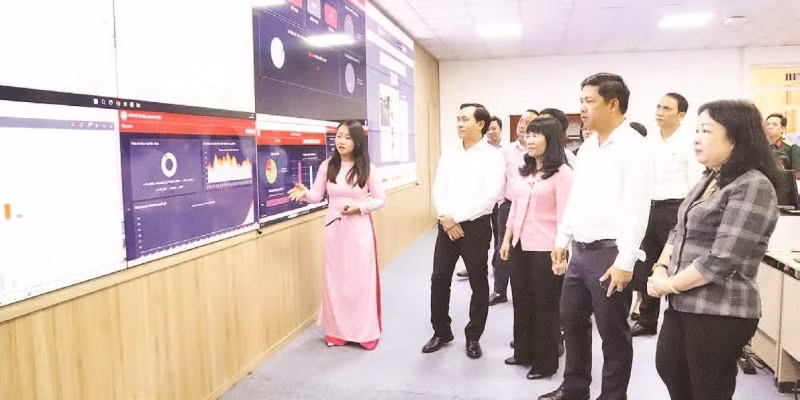 Lãnh đạo tỉnh Đắk Lắk thăm và kiểm tra tại trung tâm dữ liệu của tỉnh (Ảnh CÔNG LÝ)