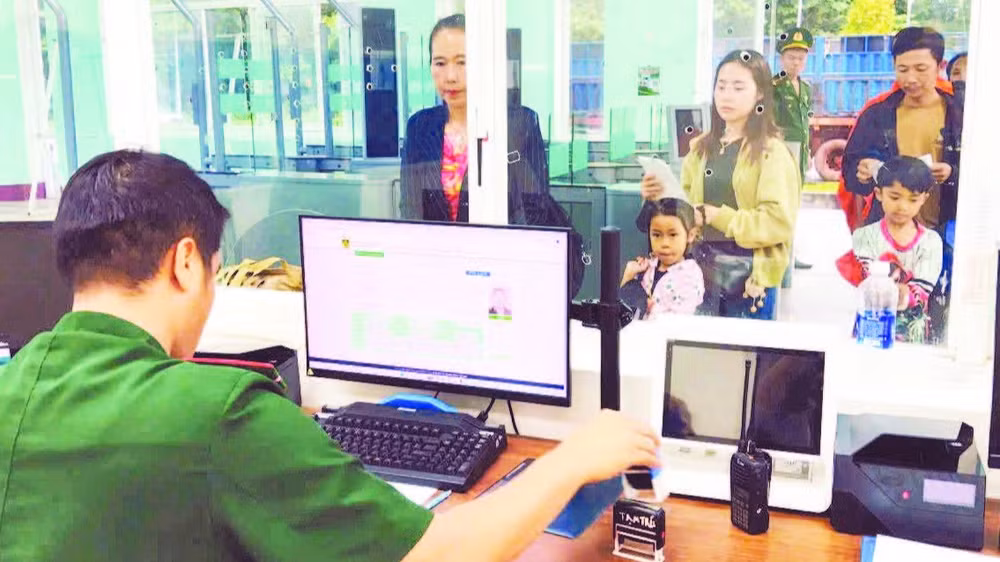 Việc số hóa thủ tục hành chính giúp công tác xác minh lý lịch để thông quan diễn ra nhanh chóng, thuận tiện.