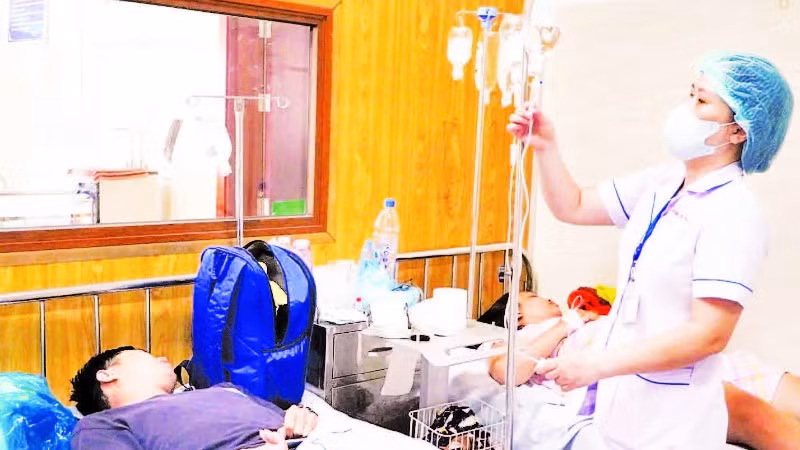 Truyền dịch cho bệnh nhân ngộ độc bánh mì tại Bệnh viện đa khoa Vũng Tàu ngày 2/3.
