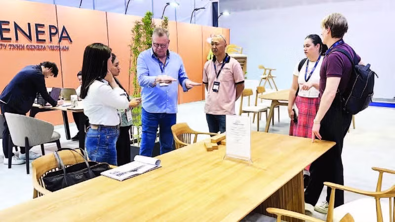 Khách quốc tế tham quan gian hàng nội thất gỗ cao cấp tại Hội chợ Xuất khẩu đồ gỗ và nội thất Thành phố Hồ Chí Minh, tháng 3/2026.