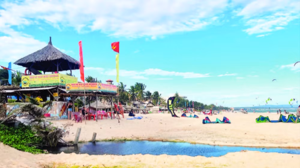 Từ đoạn resort Ca Ty Mui Ne đến Ngoc Bich Bungalow, những “ao” nước đọng lại do hệ thống thải nước của thành phố thoát ra, với từng mảng rêu xanh.