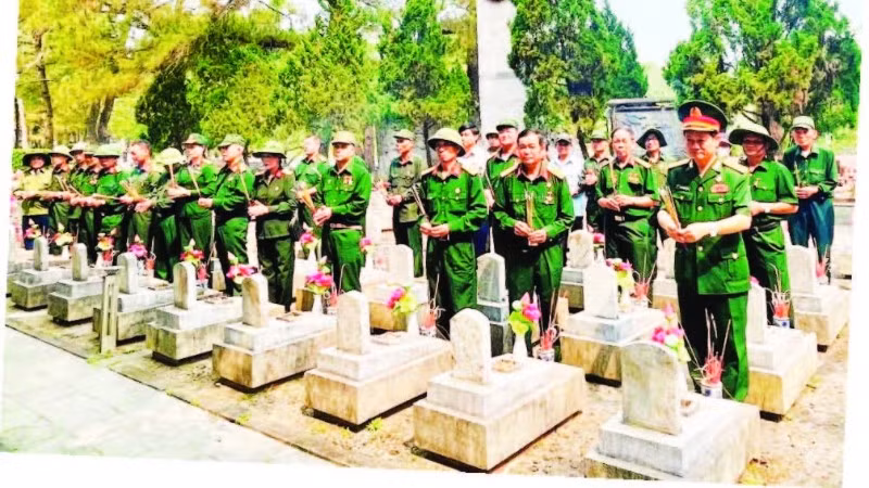 Hội Cựu chiến binh xã Toàn Lưu (Hà Tĩnh) dâng hương tưởng nhớ các anh hùng liệt sĩ tại Nghĩa trang liệt sĩ quốc gia Trường Sơn, tỉnh Quảng Trị.